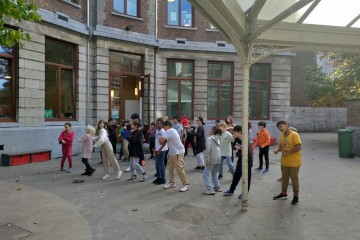 Dans mee voor ADHD Groep dansende kinderen op een speelplaats