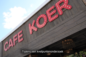Je ziet de letters Cafe Koer van de ontmoetingsplek op Theater Aan Zee