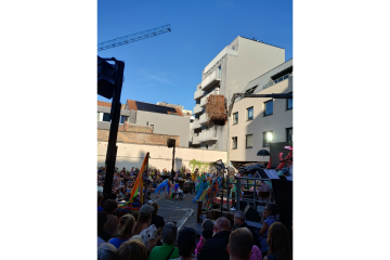 Foto van Zura die meespeelt in een voorstelling op Theater Aan Zee