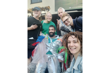 Groepsfoto bij ambassadeur Zura na zijn voorstelling op Theater Aan Zee
