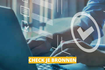 Je ziet typende handen op een laptop met rechts in beeld een icoon van vinkje. Daaronder staat de zin: Check je bronnen.