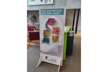 Je ziet de interactie installatie namelijk een pancarte met deurtjes in.